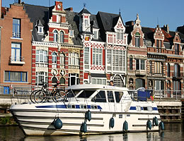 Hausboot vor begischen H&auml;usern