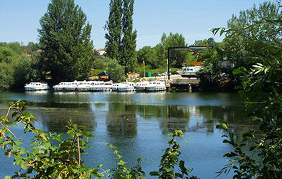 Hausboot-Charterstation auf dem Lot