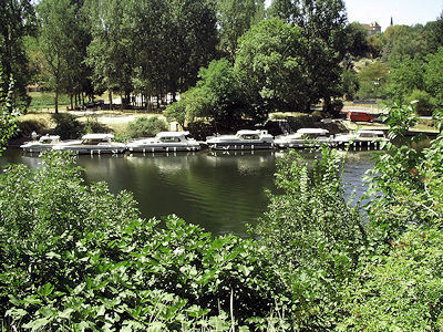 Hausboote bei Bouzies auf dem Lot