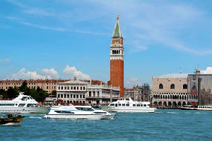 Hausboot vom Typ Connoisseur vor Venedig
