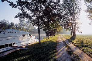Hausboot am Ufer der Charente