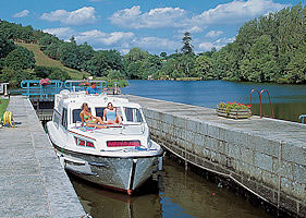 Hausboot in der Schleuse