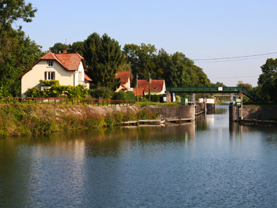 Hausboot-Fahrt auf dem Rhein-Marne-Kanal