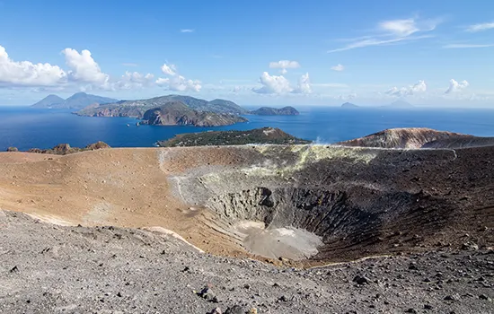 Vulcano mit Blick nach Lipari, Salina und weiteren Liparischen Inseln