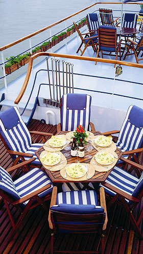 Hotelschiffe - Barge an Deck