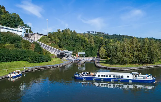 Hotelschiff im Elsass vor dem Hebewerk bei Arzviller Hotelschiff im Elsass vor dem Hebewerk bei Arzviller