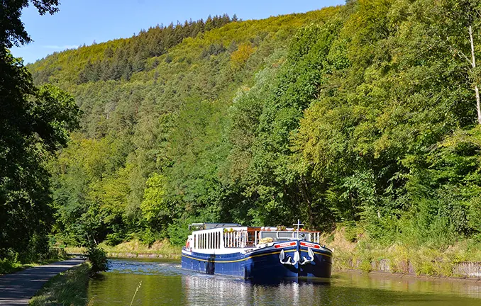 Hotelschiff auf dem Rhein-Marne-Kanal