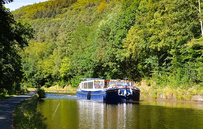 Hotelschiff auf dem Rhein-Marne-Kanal