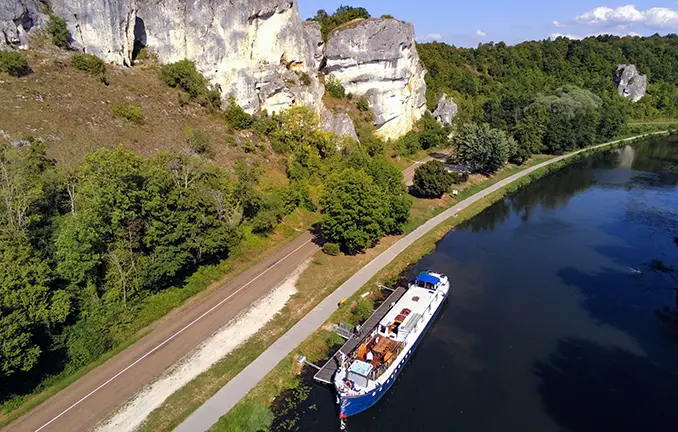 Hotelschiff 'L'Art de Vivre' auf der Yonne bei La Saussois