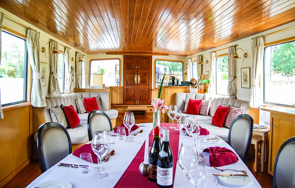 Hotelschiff L'Impressionniste - gedeckter Tisch