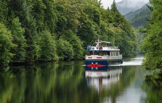 Hotelschiff auf dem Loch Oich