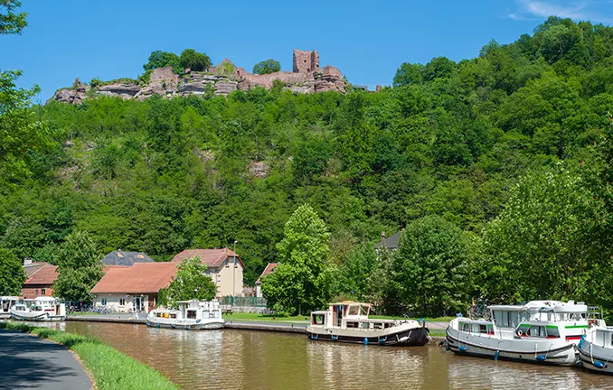 Lutzelbourg am Rhein-Marne-Kanal Lutzelbourg am Rhein-Marne-Kanal