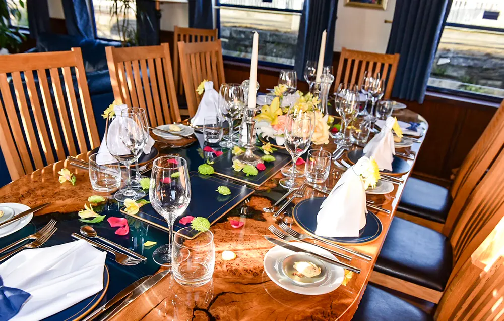 Hotelschiff Magna Carta - gedeckter Tisch