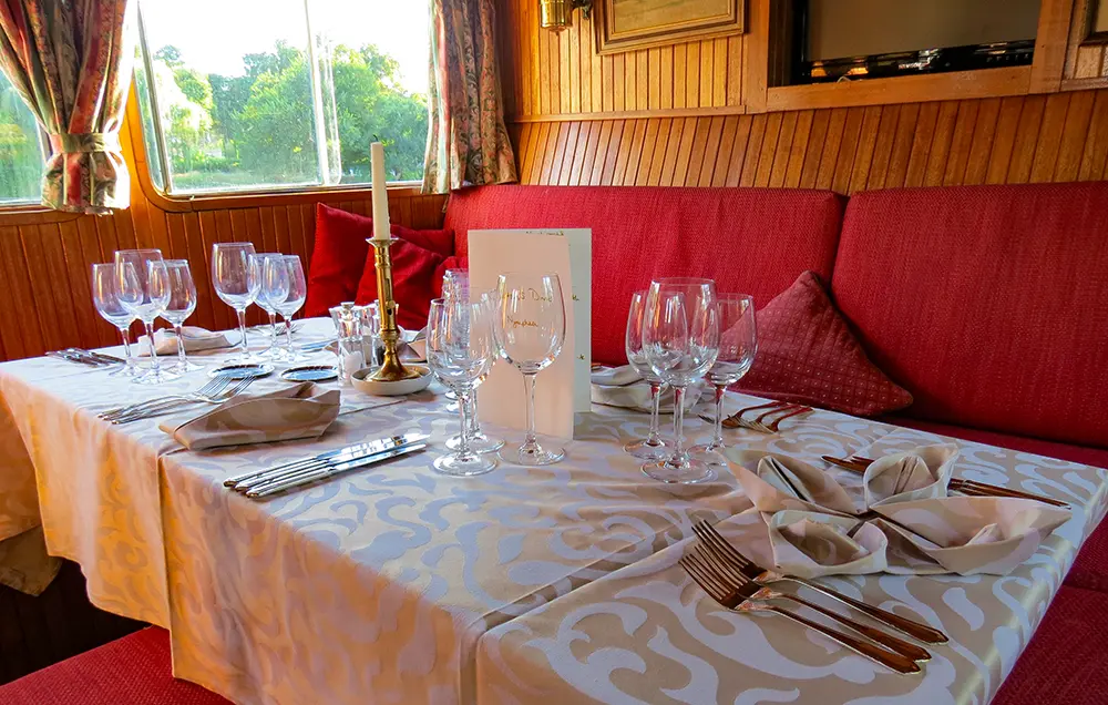 Hotelschiff Nymphea - gedeckter Tisch