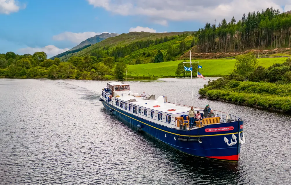 Hotelschiff 'Scottish Highlander' auf dem Kaledonischen Kanal in Schottland