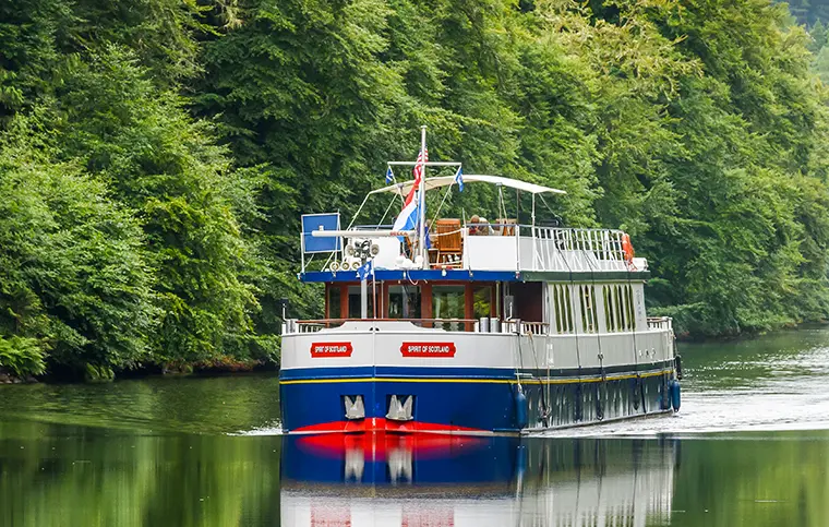 Hotelschiff 'Spirit of Scotland' auf dem Kaledonischen Kanal