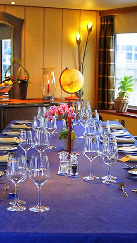 Hotelschiff - ready for dinner