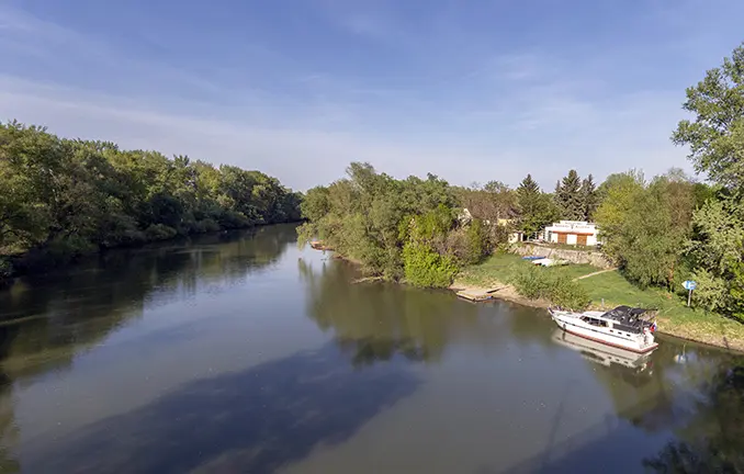 Bootsurlaub: Fluss Bodrog bei Sarospatak in Ungarn 