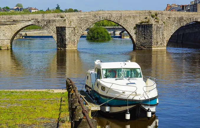 Hausboot auf dem Fluss 'La Mayenne'