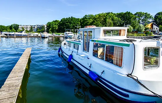 Bootsurlaub: Hausboot vom Typ Penichette im Hafen Fleesensee an der Mecklenburgischen Seenplatte