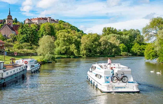 Hausboot bei Screy-sur-Saone im Burgund (Holger Leue - leboat.com) Hausboot im Burgund