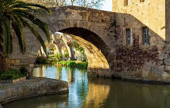Typische Canal du Midi - gemauerte Brücke in Le Somail