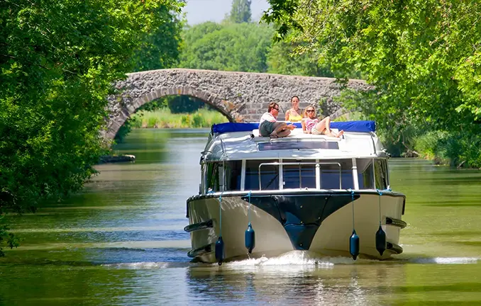 gemauerte alte Brücke über dem Canal du Midi