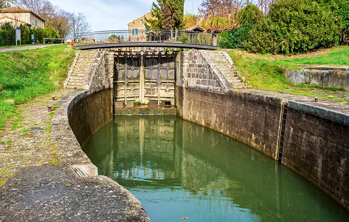 Typische Canal du Midi - ovale Schleuse (Keith - stock.adobe.com) Typische Canal du Midi - ovale Schleuse