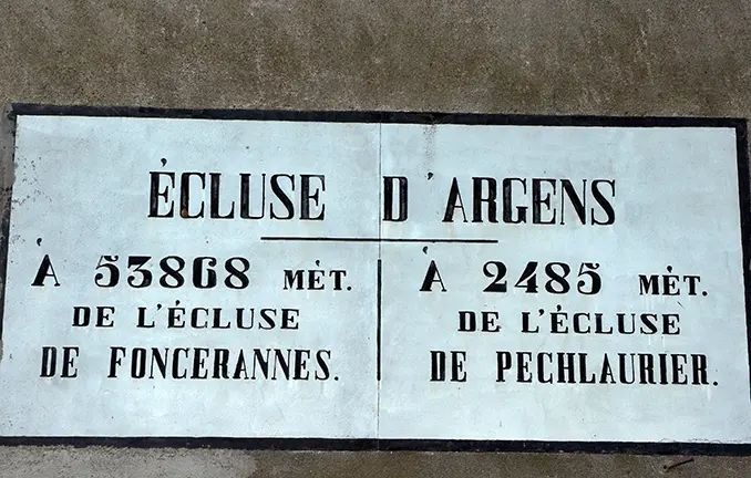 Schleusenschild an der Schleuse Argens (JAG IMAGES - stock.adobe.com) Schleuse Argens - Schleusenschild