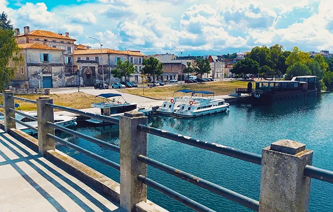 Angoulême mit Hausbooten auf der Charente Angoulême mit Hausbooten