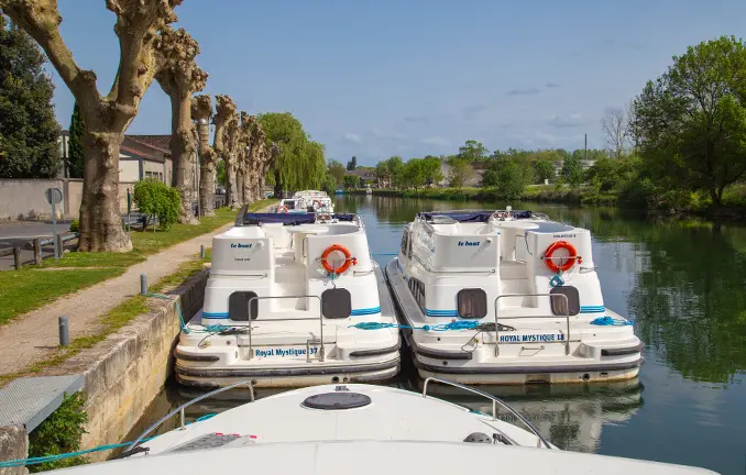 Hausboote vor der Charterstation in Jarnac Hausboot-Charterstation in Jarnac