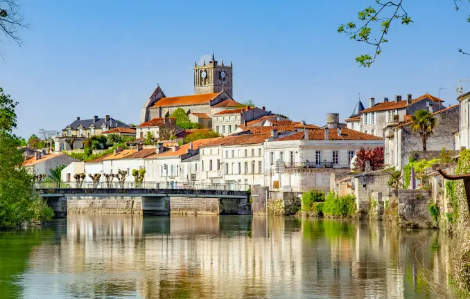 St. Savinien an der Charente vom Hausboot aus gesehen (Michael Mühlhausen - nautic-tours.de) St. Savinien an der Charente