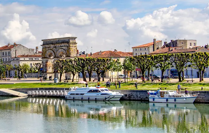 Saintes an der Charente mit Hausboot (Lotharingia - stock.adobe.com) Saintes an der Charente