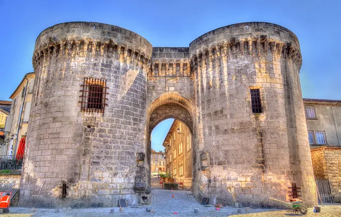 Blick von er Charente aus: Cognac - altes Stadttor (Leonid Andronov - stock.adobe.com) Cognac - altes Stadttor