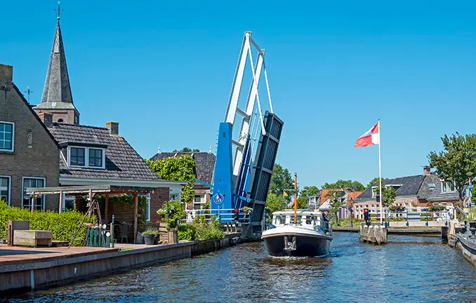 Hausboot mit Hebebrücke in Friesland