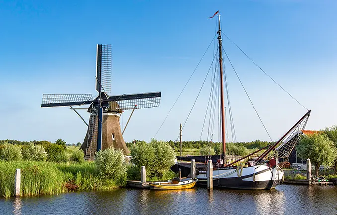 Bootsrevier bei Woudsend in Friesland (©onne van der wal - Le Boat/Crown Travel Ltd) bei Woudsend in Friesland