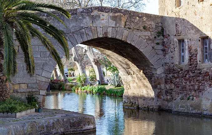 Typische Canal du Midi - gemauerte Brücke
