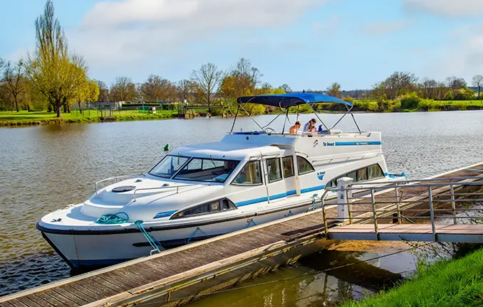 Hausboot am Ufer