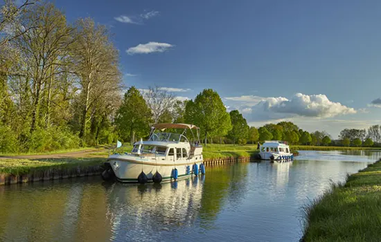 Hausboot im Loiretal auf dem Loire-Seitenkanal