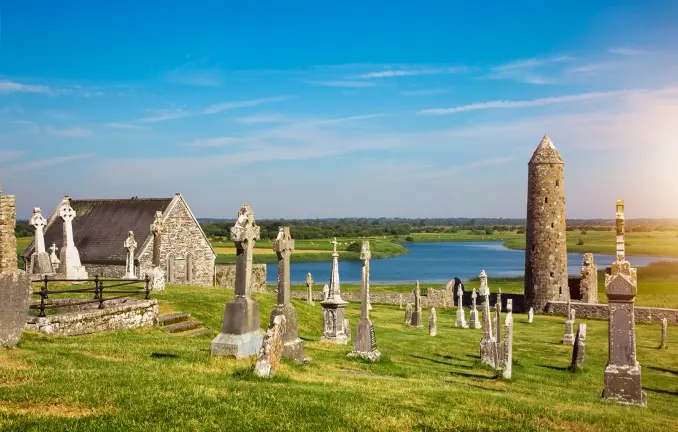 Irland (Elena Schweitzer - stock.adobe.com) Klosterruinen Clonmacnoise