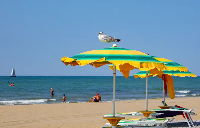 Strand bei Caorle mit Sonnenschirmen
