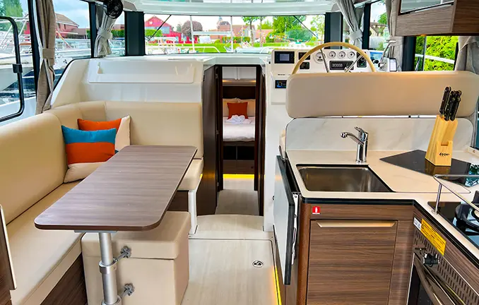 Le Boat Hausboot 'Liberty' - Saylon und Küche unter Deck Le Boat Hausboot 'Liberty'