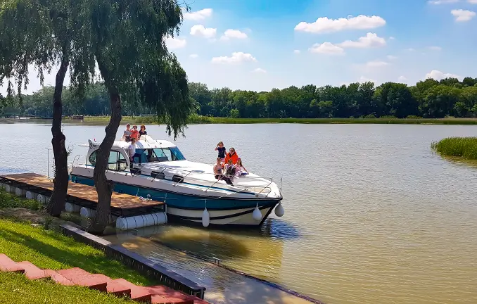 Hausboot aus der Nicols Flotte in Ungarn auf der Tisza