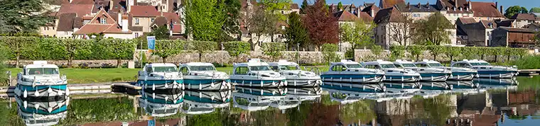 Mietstation mit Hausbooten