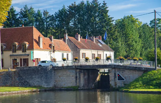Mit dem Hausboot unterwegs: Schleuse am Canal du Centre