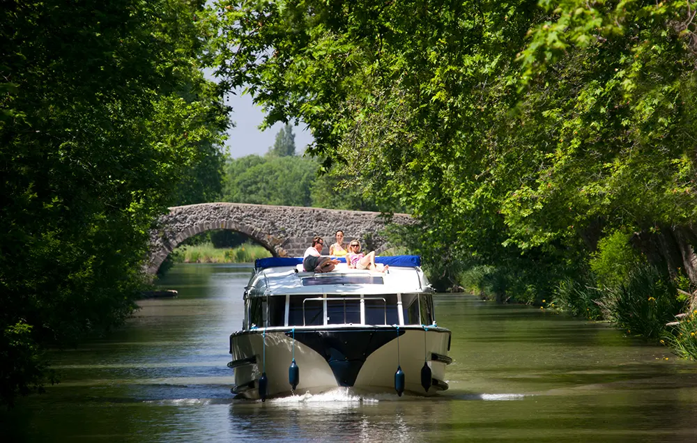 gemauerte alte Brücke über dem Canal du Midi