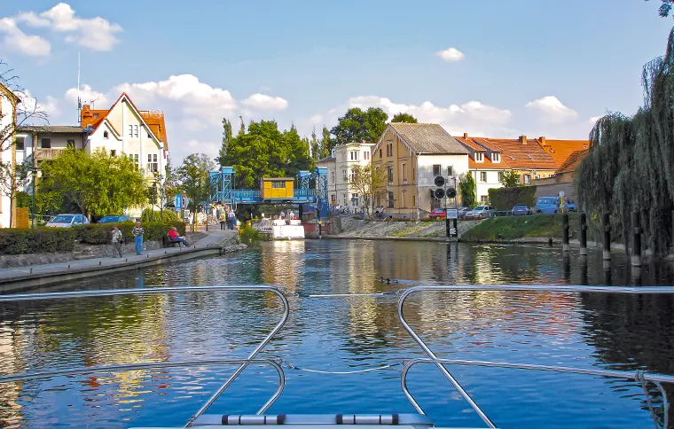 Mit dem Hausboot auf die Mecklenburgische Seenplatte - Hebebrücke in Plau