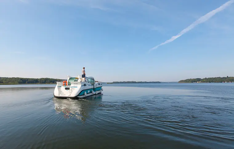 Hausboot 'Nicols' auf der Mecklenburgischen Seenplatte bei Wustrau