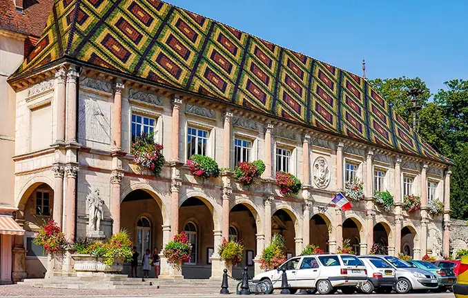 Haus mit buntem Dach typisch Burgund - buntes Dach