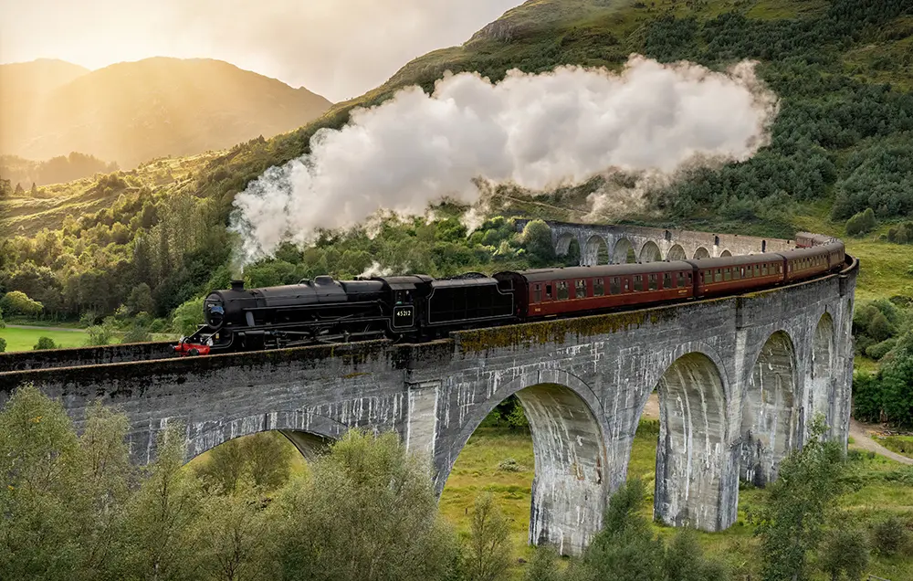 Romantisches Schottland - Dampflock auf dem Viadukt